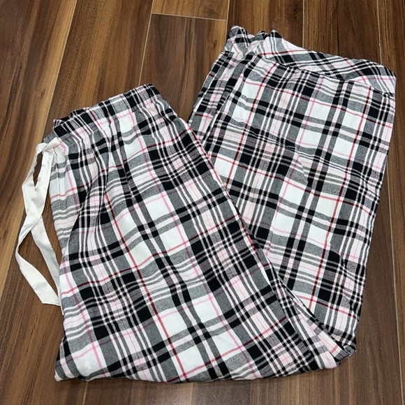Victoria's Secret Other - Medium SHORT Victoria’s Secret pajama pants with pockets plaid